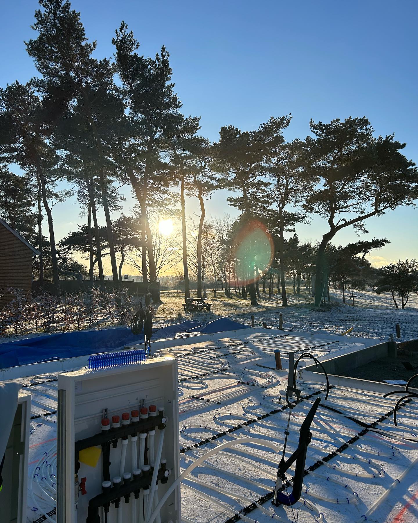 Rörmokare från Bengtssons VVS i arbete med installation i Skåne